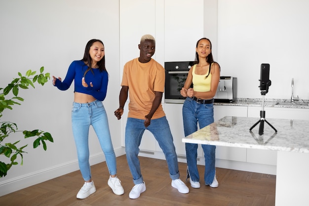 Foto amigos de tiro completo bailando juntos