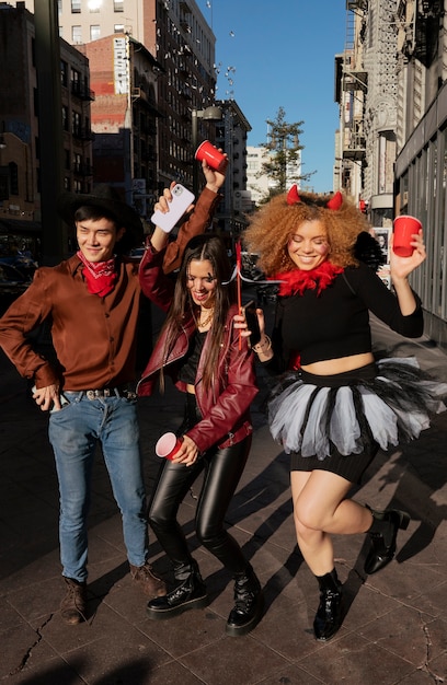 Amigos de tiro completo de fiesta al aire libre