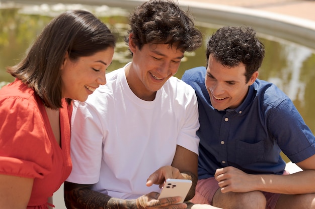 Amigos de tiro medio al aire libre