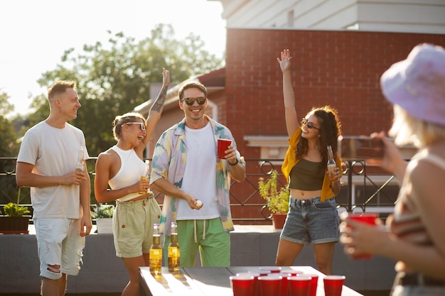 Foto amigos de tiro medio con bebidas en la fiesta.