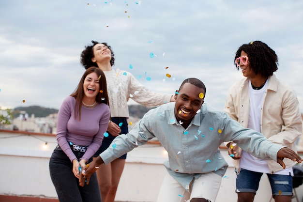 Foto amigos de tiro medio de fiesta afuera