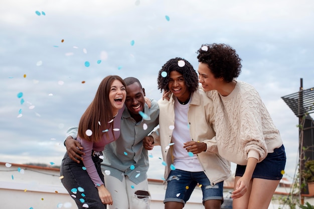 Foto amigos de tiro medio de fiesta con confeti