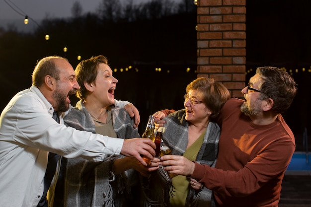 Amigos de tiro medio de fiesta juntos