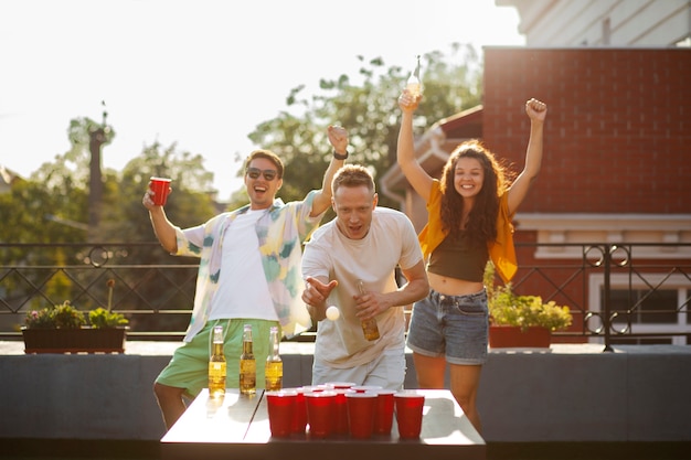 Foto amigos de tiro medio jugando en la fiesta