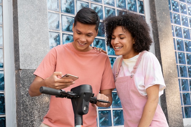 Foto amigos de tiro medio mirando smartphone