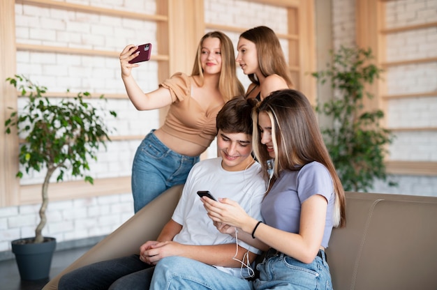 Foto amigos de tiro medio con smartphone