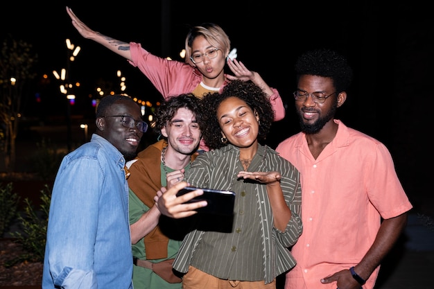 Amigos de tiro medio tomando selfie juntos