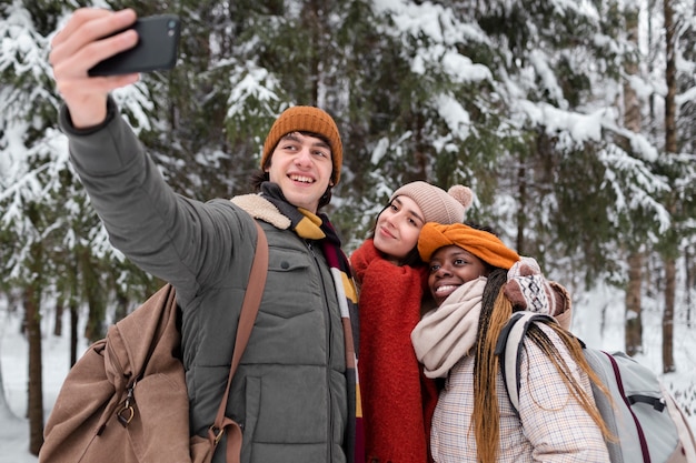 Amigos de tiro medio tomando selfie