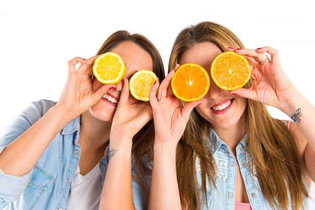 Amigos, tocando, com, frutas, sobre, fundo branco