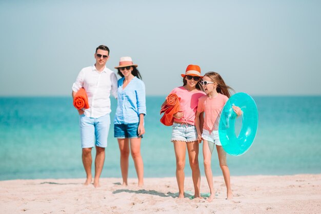 Foto amigos de toda la longitud de pie en la playa