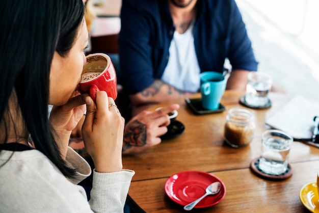 Amigos tomando café en una cafetería