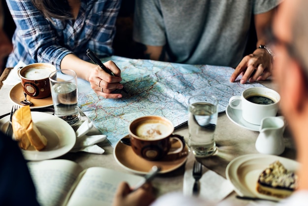 Foto amigos tomando café en una cafetería