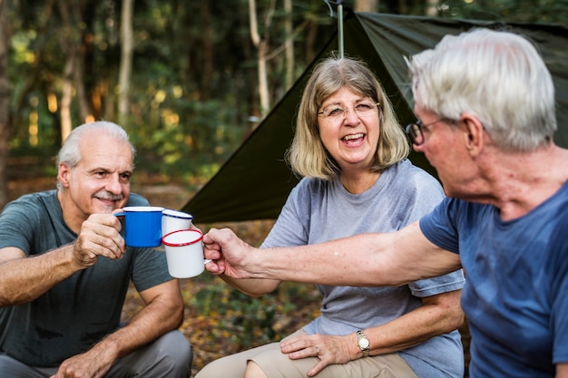 Amigos tomando un café en un campamento