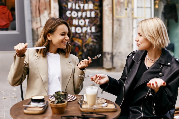 Amigos tomando café juntos