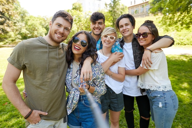 amigos tomando fotos con selfies en el verano