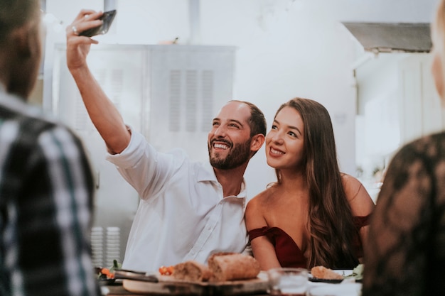 Amigos tomando un selfie en una cena