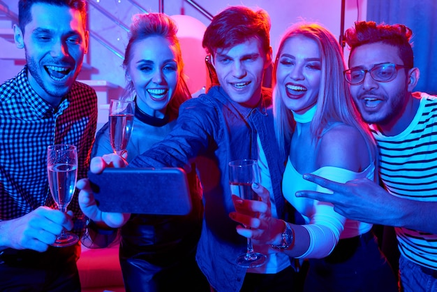 Amigos tomando selfie en fiesta