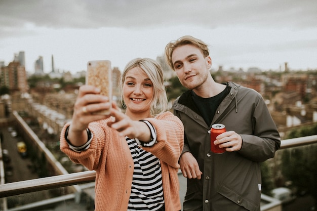 Amigos tomando un selfie grupal