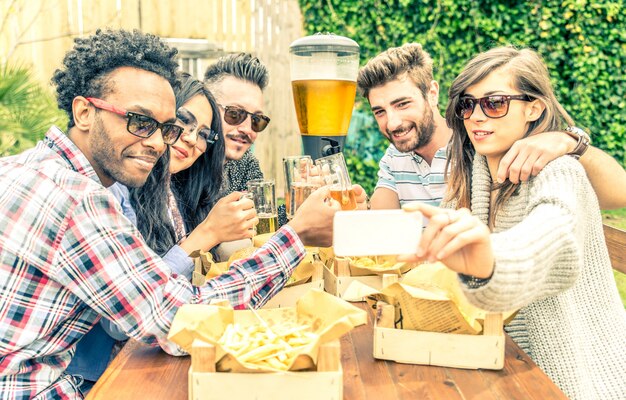 Amigos tomando selfie en un restaurante