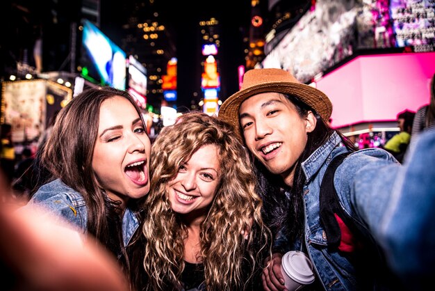 Amigos tomando selfie en Times Square