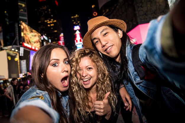 Amigos tomando selfie en Times Square