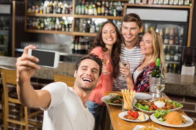 Amigos tomando una selfie