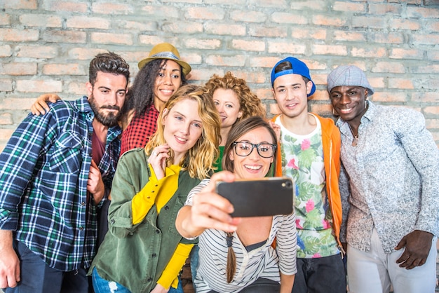 Foto amigos tomando selfie