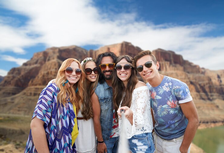Foto amigos tomando selfies en monopodo en el gran cañón
