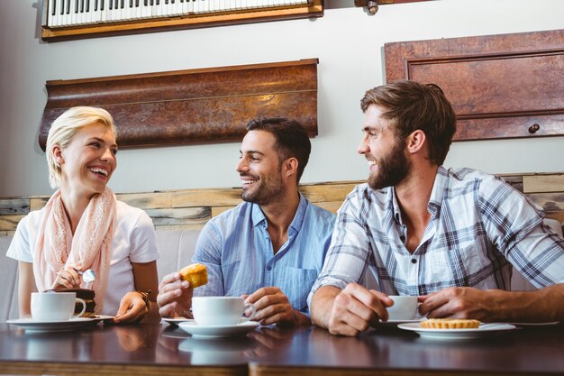 Amigos tomando una taza de café