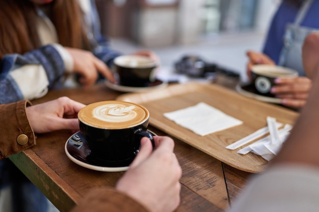 Amigos tomando un té en un acogedor café