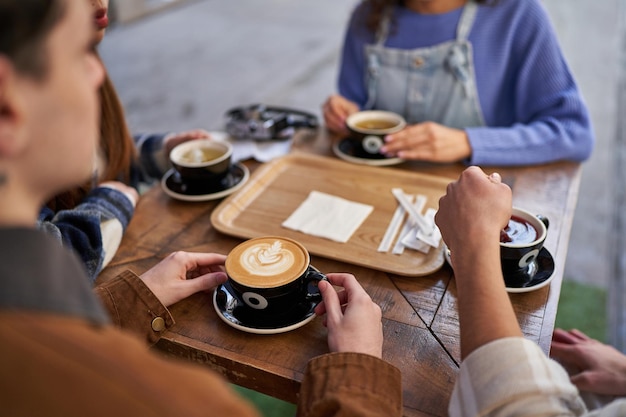 Amigos tomando un té en un acogedor café