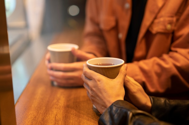 Foto amigos tomando té durante una noche de fiesta