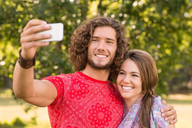 Foto amigos tomando um selfie no parque