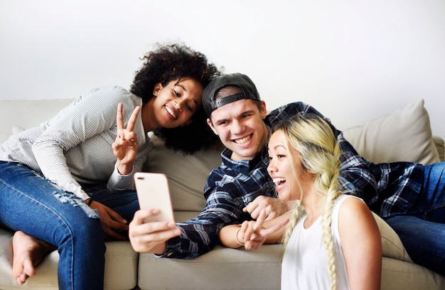 Foto amigos tomando uma selfie juntos em casa