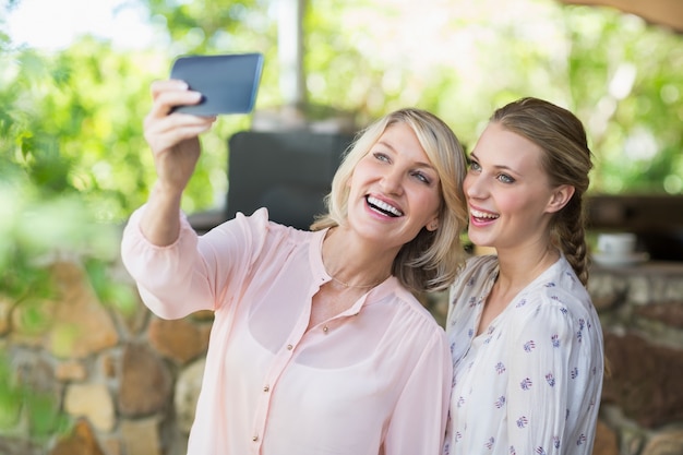 Amigos tomando uma selfie no celular