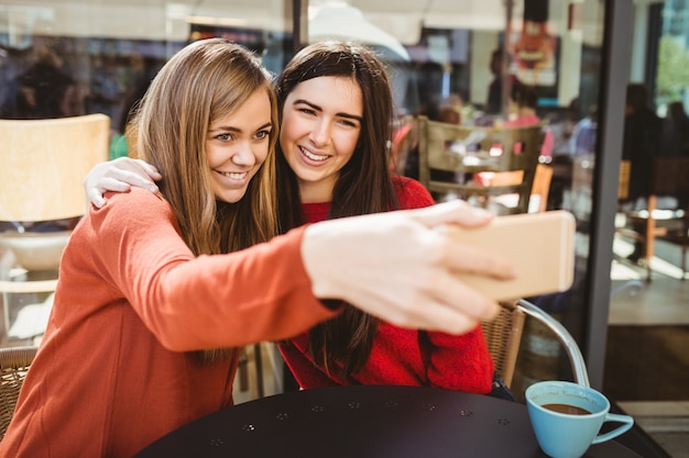 Amigos tomando uma selfie