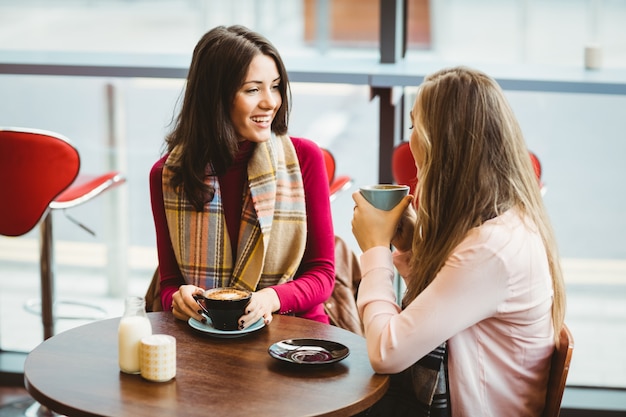 Amigos tomando uma xícara de café