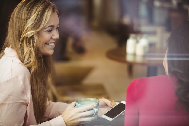 Amigos tomando uma xícara de café