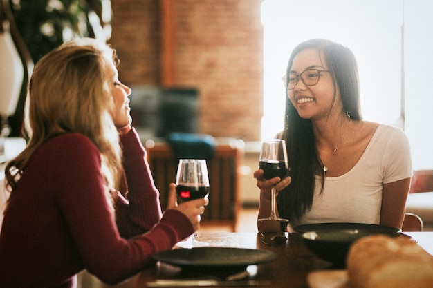 Amigos tomando vinho tinto em um jantar