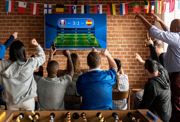 Imagem Composta De Colagem. Grupo De Jovens Assistindo Jogos De Futebol  Online Usando Aplicação De Vídeo. Ecrã Do Computador Portá Foto de Stock -  Imagem de atendimento, tela: 227637488