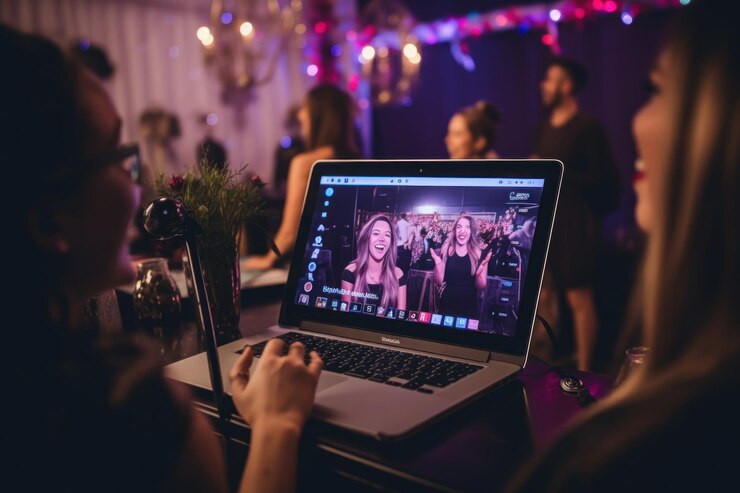 Amigos transmitiendo en vivo un evento especial en un vlogger de redes sociales haciendo transmisión de video en vivo