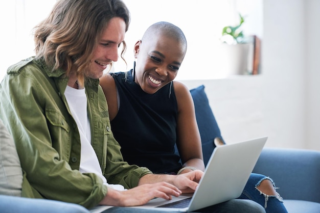 Foto amigos usando laptop em casa navegando na internet assistindo entretenimento online