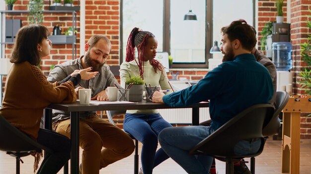 Foto amigos usando laptop enquanto estão sentados em um café