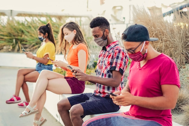 Amigos usando seus smartphones em segredo 19 vezes protegidos com máscara facial