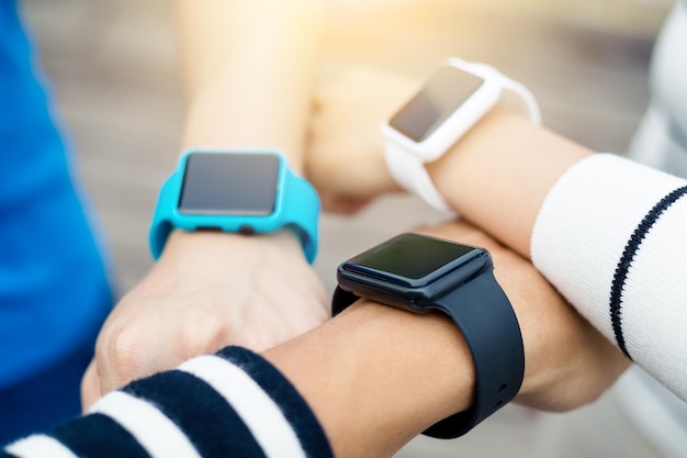 Amigos usando smart watch juntos al aire libre