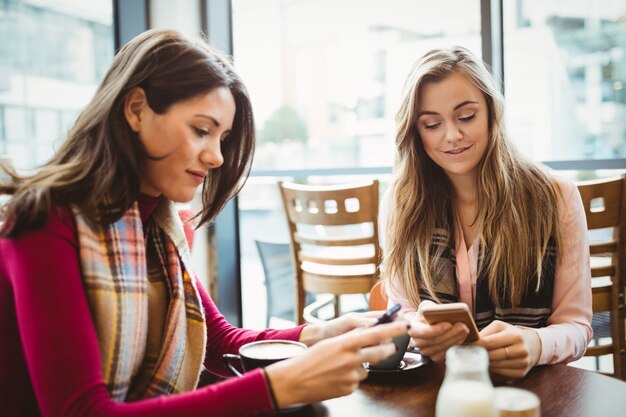 Amigos usando su teléfono inteligente