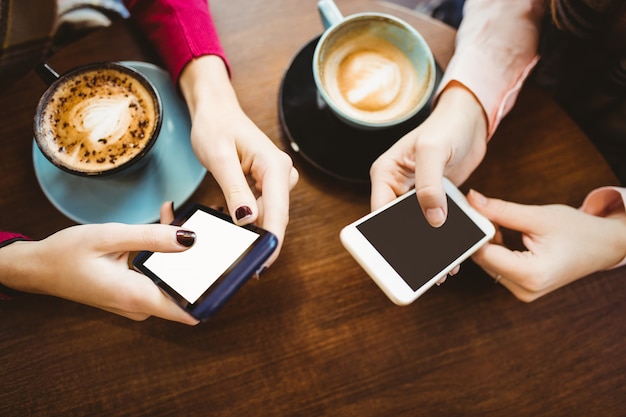 Amigos usando su teléfono inteligente