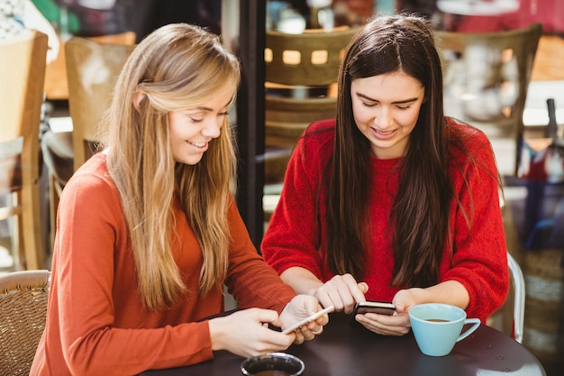 Amigos usando su teléfono inteligente