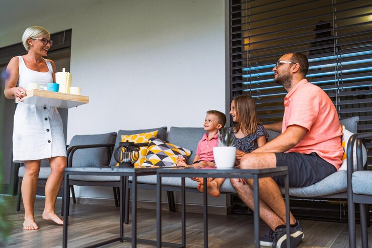 Foto amigos usando telefone celular enquanto estão sentados em uma cadeira em casa