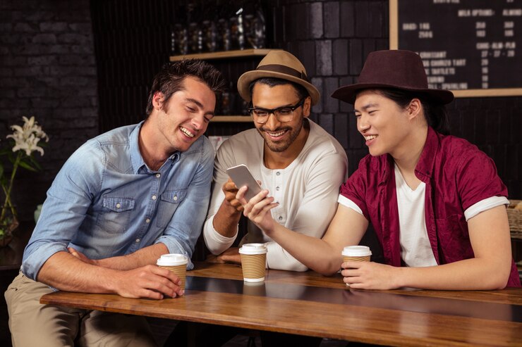 Foto amigos usando un teléfono inteligente